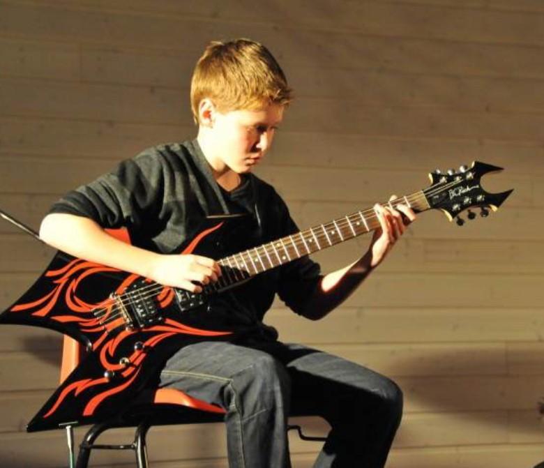 Bilde av Sander som meget ung gitarist